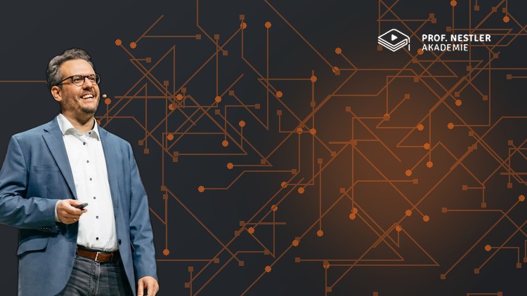 Simon Nestler steht lächelnd links im Bild auf einer Bühne, im blauen Sakko, mit Headset-Mikrofon und Presenter. Den dunklen Hintergrund überziehen orange Linien und Punkte wie Leiterbahnen. Oben rechts das Logo der Prof. Nestler Akademie.