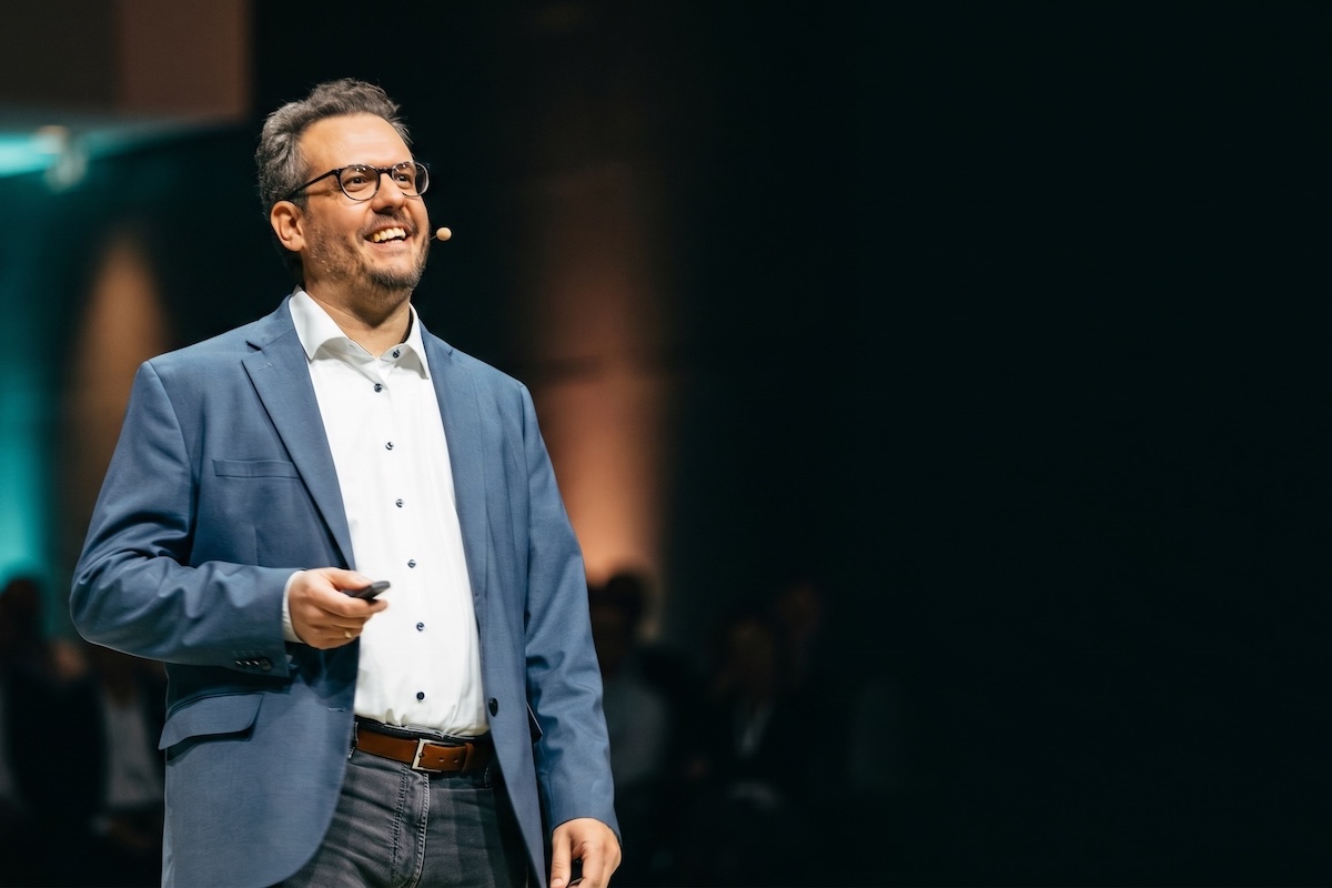 Prof. Dr. Simon Nestler bei einer Keynote auf der Bühne